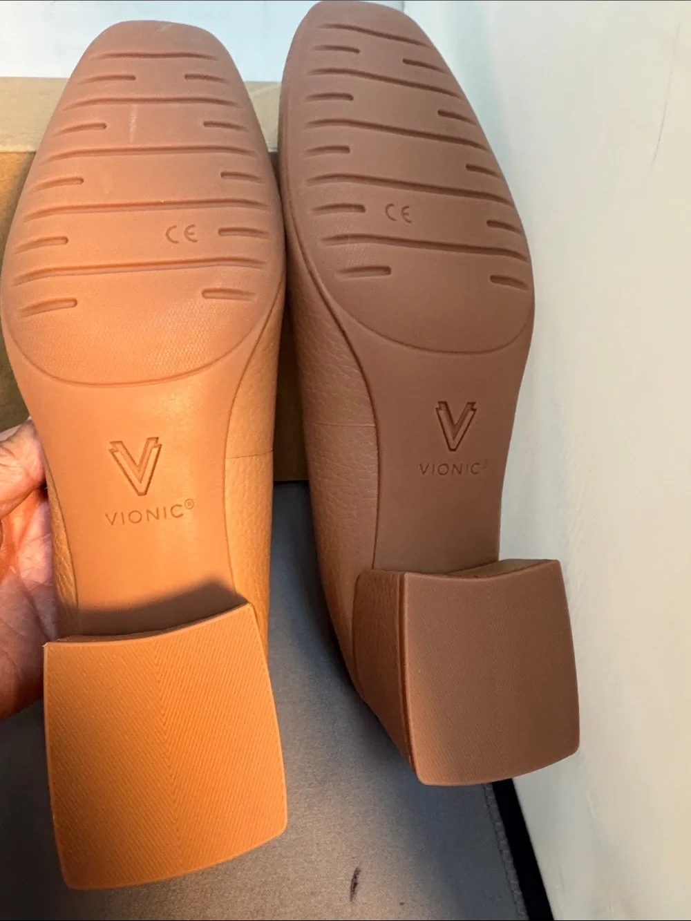 Vionic Women's Tan Leather Ballet Flats - Stylish Comfort 7.5 new inbox - Picture 6 of 6